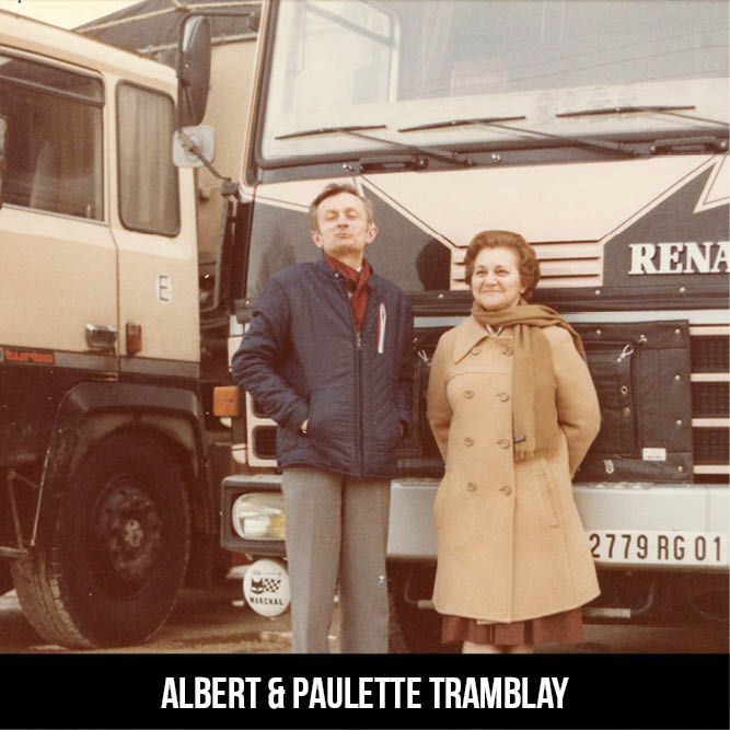 Albert et Paulette Tramblay devant les camions